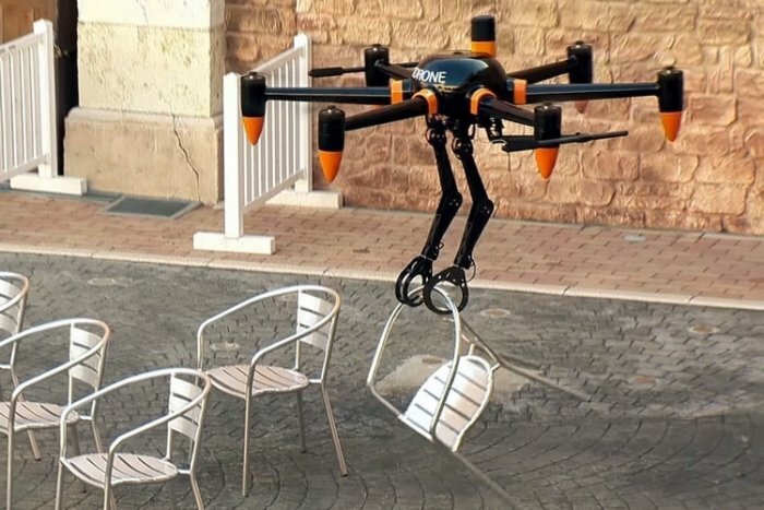Летающий дрон с двумя клешнями-захватами можно использовать для организации собственного бизнеса